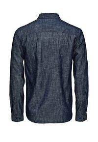 Granatowa koszula z długim rękawem wykonana z teksturowanej tkaniny; posiada kołnierzyk i mankiety na guziki, o prostym kroju i minimalnych przeszyciach.