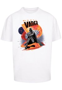 Hvid bomulds t-shirt med et grafik af en karakter med et lyssvær, med orange og sorte accenter og fed tekst, der læser "DARTH VADER."
