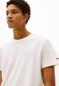 Tommy Jeans SLIM BUBBLE PRINT TEE - Print T-shirt - ancient white