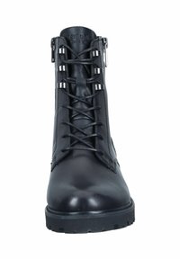 Bottine en cuir noir avec un bout rond, un laçage à l'avant, des accents en métal argenté et une semelle en caoutchouc texturé. Dispose d'une fermeture éclair sur un côté.