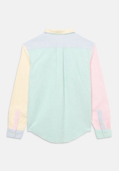 Πουκάμισο με κουμπιά και μακριά μανίκια, με κατακόρυφες παστέλ ρίγες σε πράσινο, μπλε, κίτρινο και ροζ, απεικονισμένο από πίσω σε απλό φόντο.