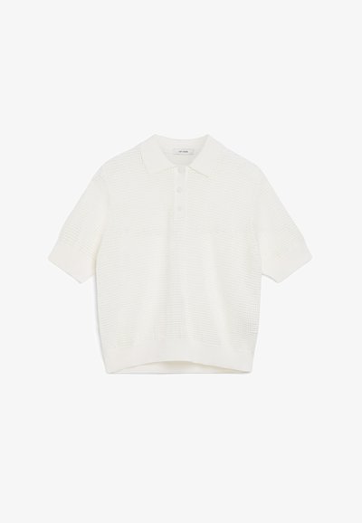 Teddy hvit kortermet polo-skjorte med tekstur har klassisk krage, tre knappelukking og en avslappet passform med ribbestrikkede mansjetter og nederkant.