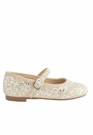 Chaussure Mary Jane beige plate recouverte de petits sequins scintillants avec une bride à boucle argentée et une semelle en caoutchouc.