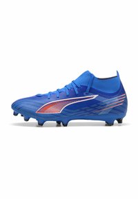 Chaussure de football bleue avec une tige texturée, pr�ésentant un système de laçage, des accents orange vif, et plusieurs crampons sur la semelle extérieure pour une meilleure traction.