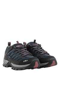 Scarpe da outdoor da uomo con una tomaia tessile blu scuro e nera, suole grigie e dettagli rossi. Dotate di una suola ammortizzata e di punta rinforzata.