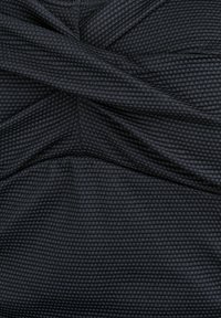 Tissu gris foncé à texture gaufrée avec un motif en croix, présentant de subtils carrés surélevés pour un effet de texture et un intérêt visuel supplémentaire.