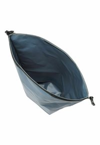 Blauwe ritszak met een glad, glanzend uiterlijk en een zachte, textuurachtig voering; brede opening voor Gemakkelijke toegang; geen zichtbare patronen of hardware-details.