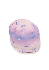 Gorra rosa hecha de tela suave, con un diseño degradado y ilustraciones del personaje Stitch en azul junto con corazones por todo el diseño. Forma redondeada y costuras cosidas.