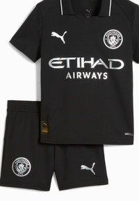 Schwarz Fußballtrikot mit einem kurzärmligen Shirt mit V-Ausschnitt, silbernen Logos für "ETIHAD" und "MANCHESTER CITY" sowie passenden Shorts.