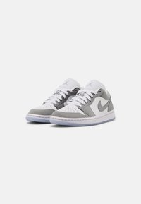 Jordan AIR JORDAN 1 LOW - Sportcipő - white/wolf grey/aluminum