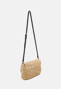 Bolso bandolera de paja trenzada con una correa ajustable negra, forma rectangular y acabado texturizado. Acentos de hardware dorado.