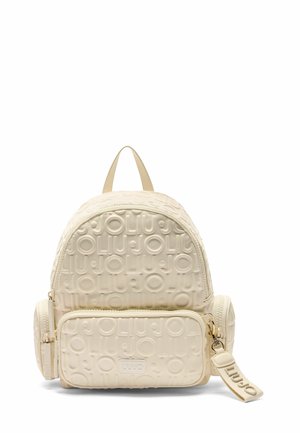 Zaino color crema con un design del logo testurizzato, dotato di un compartimento principale, tasca frontale con zip e spallacci regolabili.