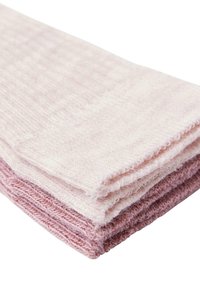 Ljust rosa och mauve bomullstyg staplat prydligt, med en mjuk textur och ribbade detaljer längs kanterna samt en ren finish.
