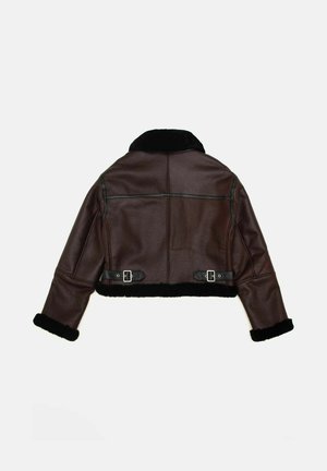 Veste en cuir brun cropped avec un col en fourrure noire, dotée de deux boucles réglables à la taille et de détails de surface texturés.