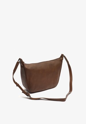 Borsa a tracolla in pelle marrone con una texture liscia, forma rettangolare, parte superiore con zip e tracolla regolabile. Senza accessori hardware visibili.