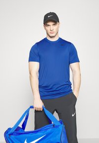 Nike Performance TEE RESET - Sport T-Shirt - game royal/black