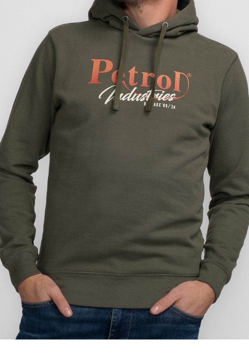 Bluza z kapturem w kolorze oliwkowo-zielonym wykonana z miękkiego materiału, z pomarańczowo-białym nadrukiem na przodzie, regulowanymi sznurkami i ściągaczami przy rękawach.