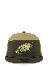Olivgrüne und beige Snapback-Cap mit gesticktem Adler-Logo in Gold, mit strukturiertem Design und flachem Schirm. Strukturierte Stoffpaneele.