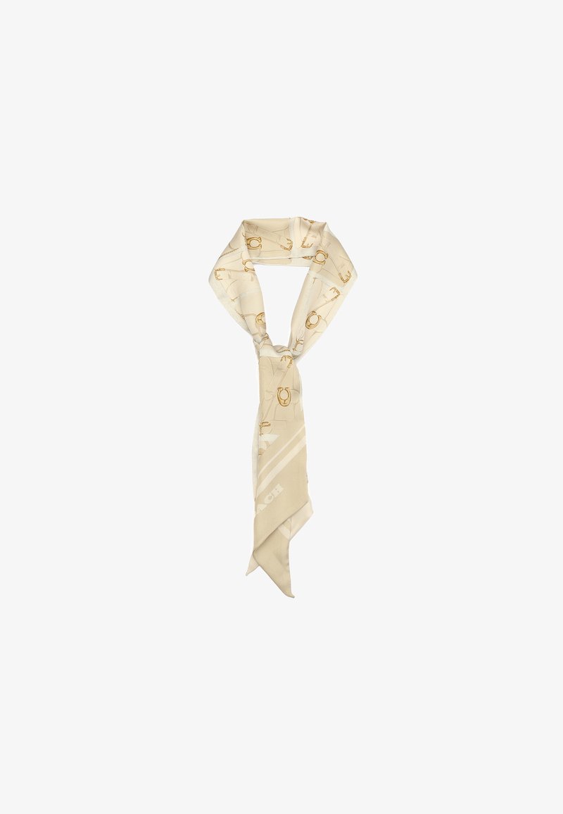 Beige silkescarf med et gentaget mønster af hestesko i guld og en hvid stribe med ordet "Coach" trykt med fed skrift.