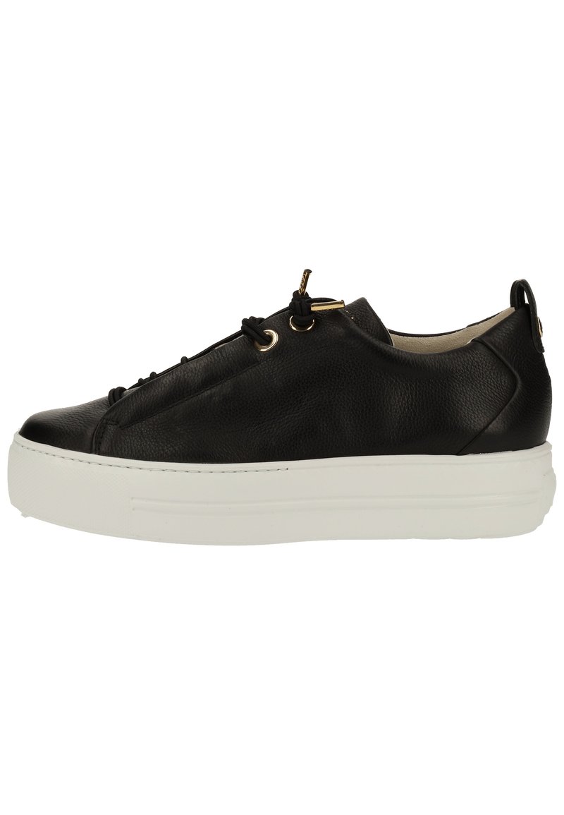 Sneakers en cuir noir avec une semelle épaisse blanche, présentant un laçage décoratif, des accents en métal doré et une texture lisse.