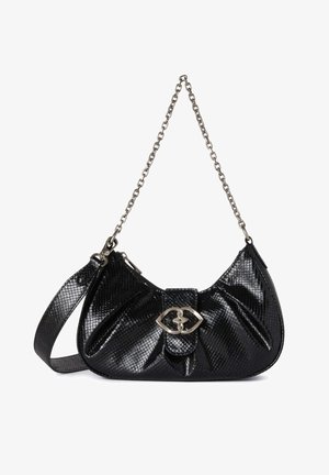 Bolso de mano de cuero negro texturizado con correa de cadena plateada y cierre abstracto plateado en la solapa frontal, con forma de ligeros pliegues.