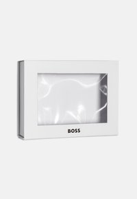 Boîte rectangulaire blanche avec une fenêtre transparente ; présente une finition brillante et le logo "BOSS" en noir en bas.