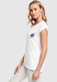 Merchcode BOOM COMIC EXTENDED SHOULDER TEE - Trükipildiga T-särk - white