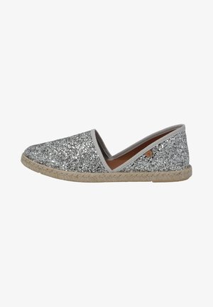 Espadrille argent scintillant avec une tige texturée, des bords gris et une semelle en jute. Design slip-on avec un bout arrondi et des accents minimalistes.