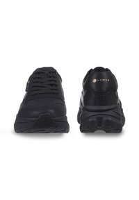 Zwarte sneakers met een bovenwerk van getextureerd leer, ronde neus en veters aan de voorkant. Stevige buitenzool en logo op de hiel. Minimalistisch ontwerp.