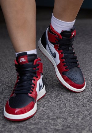 High-top trainers - red