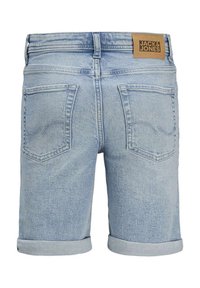 Shorts di jeans azzurri con risvolti, dotati di due tasche posteriori e una patch in pelle marrone con il marchio "JACK & JONES" sulla cintura.