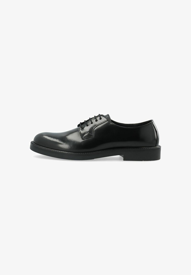 Chaussure habillée pour homme en cuir noir poli avec lacets à l'avant et talon bas, présentée de profil sur fond blanc.