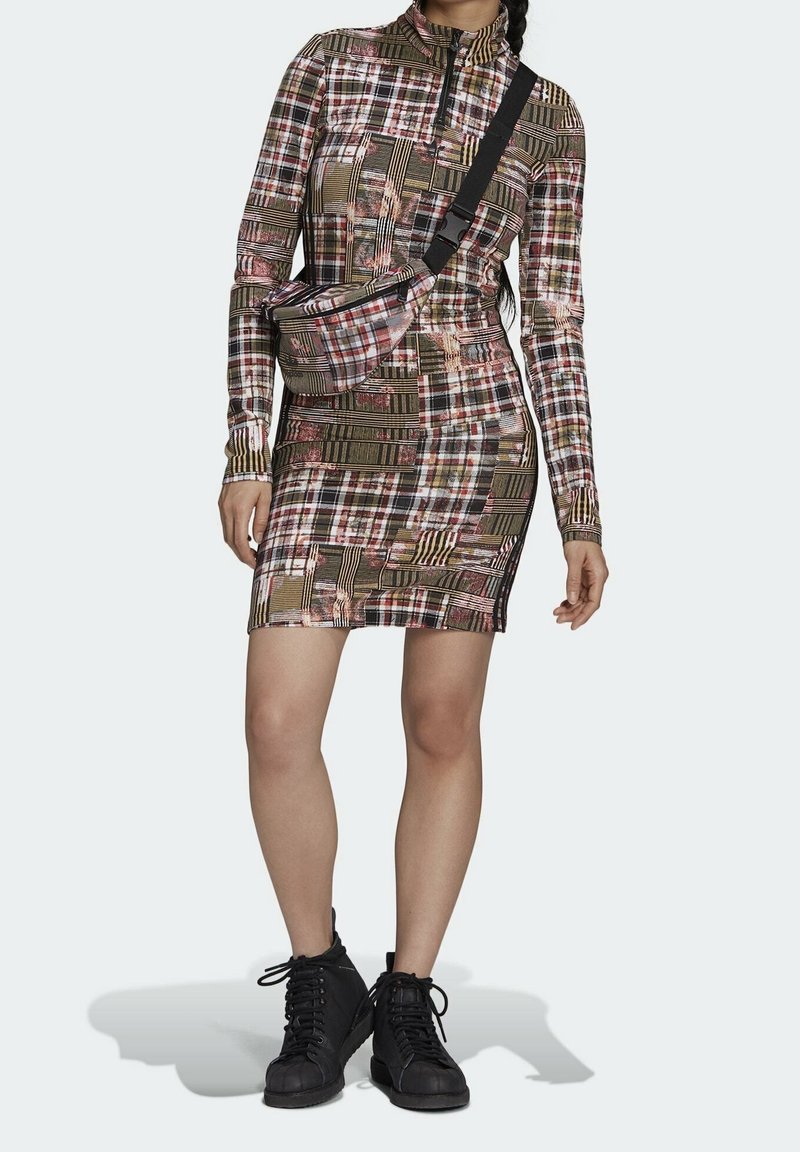 Pitkähihaisia ruudullisia mekkoja ruskean, vihreän ja punaisen sävyissä, joissa on korkea kaulus ja vetoketjusuljenta. Mekon kanssa on yhdistetty musta olkalaukku ja saappaat.