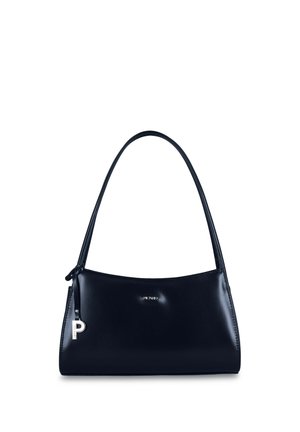 Sac d'épaule en cuir noir avec une forme rectangulaire incurvée, une seule bandoulière et un charm "P" argenté sur le côté gauche.
