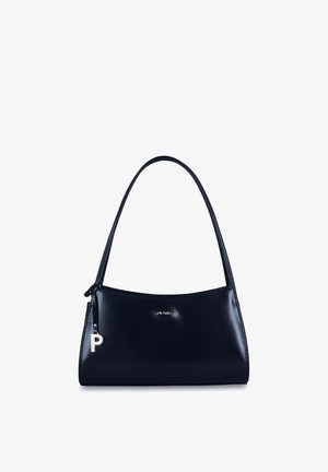 Sac d'épaule en cuir noir avec une forme rectangulaire incurvée, une seule bandoulière et un charm "P" argenté sur le côté gauche.