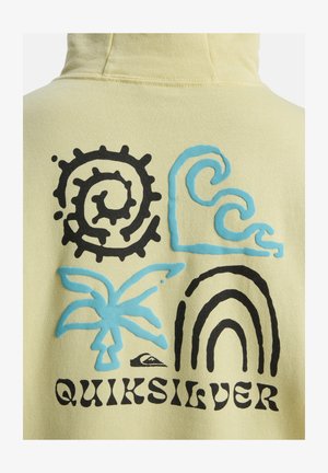 Žlutá mikina s kapucí s čtyřmi vzory: černá spirála, modrá vlna, modrá palma a oblouk, s nápisem "QUIKSILVER" v černé barvě.