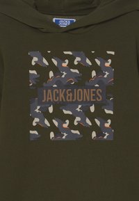 Oliwkowy hoodie z graficznym nadrukiem w kamuflażowym wzorze w granatowym, białym i pomarańczowym kolorze oraz napisem "JACK&JONES" w brązowym.