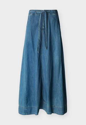 Longue jupe en jean bleu avec taille haute et ceinture attachée, suspendue droite sur fond blanc.