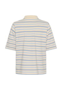 Polo à manches courtes, doté d'une base jaune avec des rayures horizontales bleues et grises, fabriqué en coton lisse, avec un col classique.