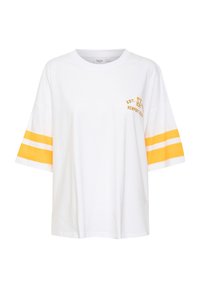 Bílá volná tričko s krátkým rukávem, se žlutými dvojitými pruhy na rukávech a malým žlutým textem "EST. SZN NEWPORT BEACH" na hrudi.