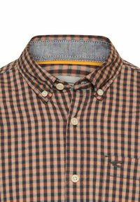 Braun- und orange-karierter Hemd mit Button-Down-Kragen, Brusttasche und perlenähnlichen Knöpfen. Das Stoffmuster zeigt abwechselnd angeordnete Quadrate.