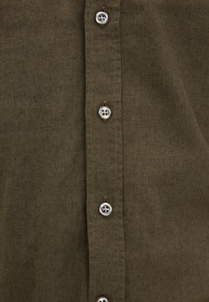 Olivgrön, texturerad tygskjorta med framknappslå med sex silverfärgade, runda knappar och rak nederkant.