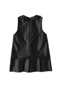 Vestido negro sin mangas en satén elegante con cuello redondo y cremallera en la parte posterior. Presenta una falda plisada para añadir textura y forma.