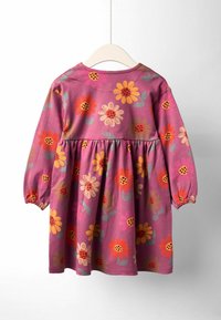 Lila Blumenkleid mit langen Ärmeln, verziert mit roten, orangen und gelben Blumen, geraffter Taille und elastischen Bündchen. Hergestellt aus weichem Stoff.