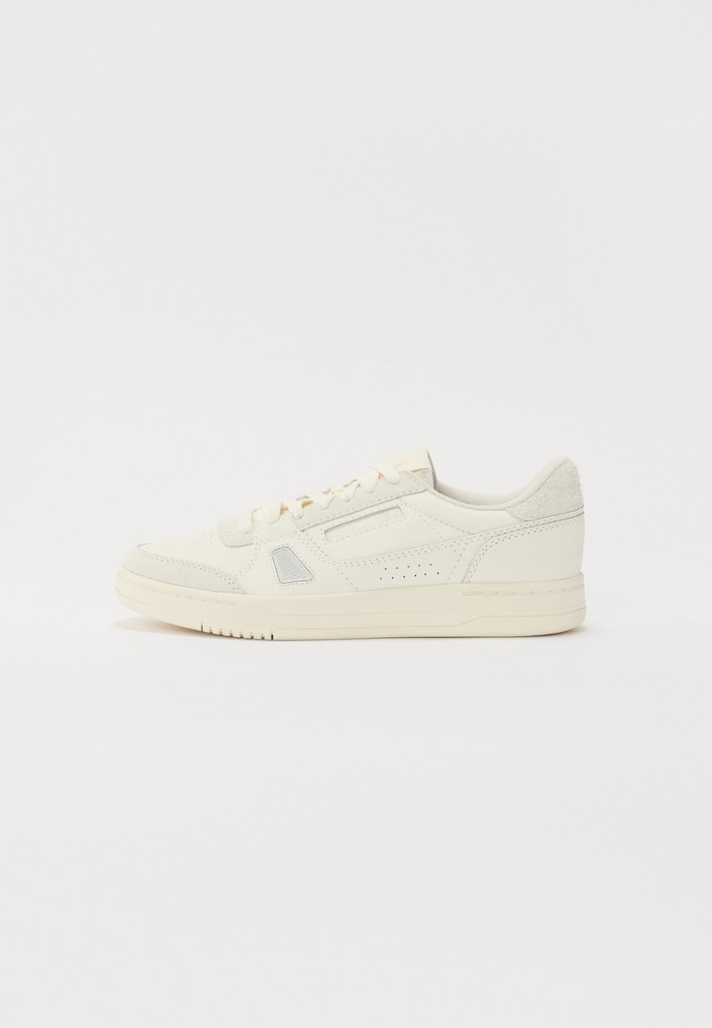 Sneaker bianco con accenti in suede, pelle testurizzata, dettagli perforati, punta rotonda, suola piatta e chiusura con lacci.