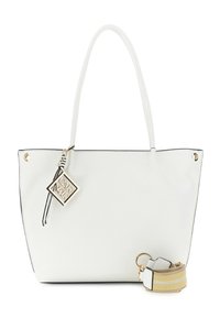Witte leren tote bag met zwarte randen, met twee lange handvatten, een gouden logo hanger en een afneembare gestreepte schouderband. Gladde textuur.