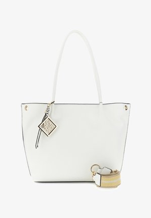Bolso tote de cuero blanco con ribete negro, que cuenta con dos asas largas, un charm de logo dorado y una correa a rayas desmontable. Textura suave.