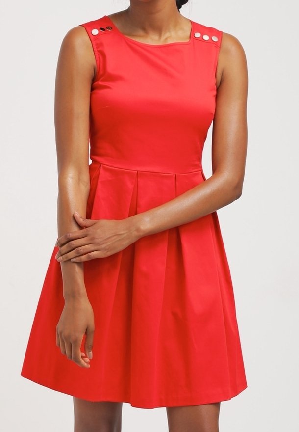 Rotes ärmelloses Kleid mit eng anliegendem Oberteil, plissiertem Rock und Knopfakzenten auf den Schultern. Glattes, strukturiertes Material.