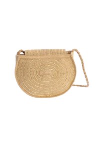 Bolso redondo de paja con una correa de hombro trenzada, que presenta detalles en hilo dorado y una superficie texturada, acentuando un color beige natural.