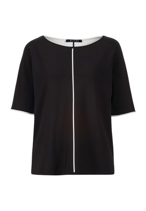 Zwart kort mouwenshirt met een ronde halslijn, met een witte verticale lijn in het midden en witte randjes langs de mouwen en de halslijn.